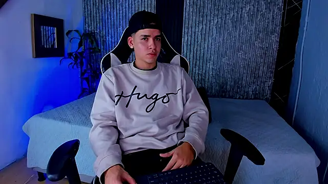 Snapshot of Mike_0233_ chatting on September 14, 4:22 am Mike 0233 online show from September 14, 4:22 am