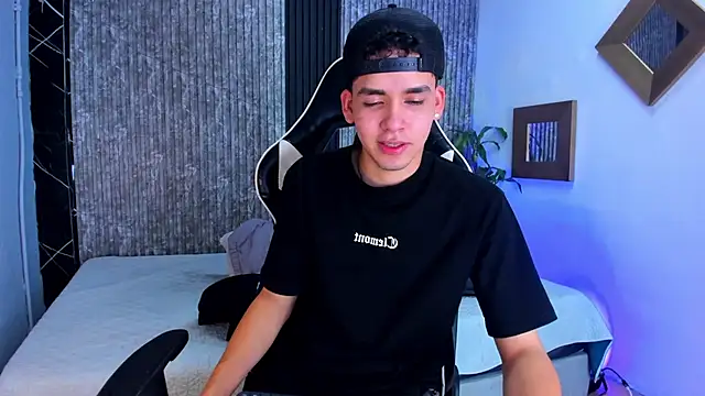 Snapshot of Mike_0233_ chatting on September 17, 4:36 am Mike 0233 online show from September 17, 4:36 am