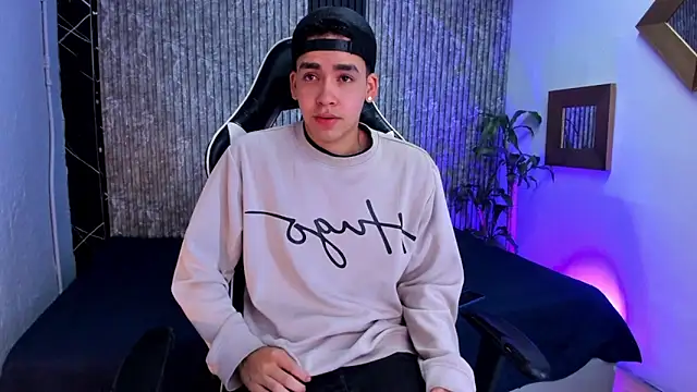 Snapshot of Mike_0233_ chatting on September 18, 4:36 am Mike 0233 online show from September 18, 4:36 am