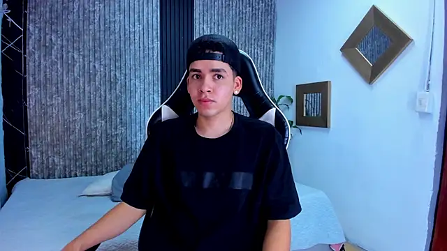 Snapshot of Mike_0233_ chatting on September 19, 3:41 am Mike 0233 online show from September 19, 3:41 am