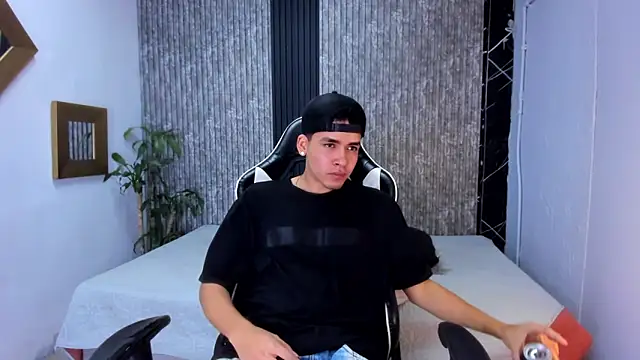 Snapshot of Mike_0233_ chatting on September 24, 2:48 am Mike 0233 online show from September 24, 2:48 am