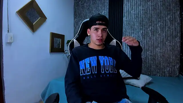 Snapshot of Mike_0233_ chatting on September 25, 3:43 am Mike 0233 online show from September 25, 3:43 am