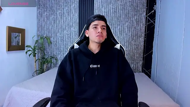 Snapshot of Mike_0233_ chatting on September 27, 4:06 am Mike 0233 online show from September 27, 4:06 am