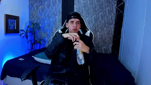 Snapshot of Mike_0233_ chatting on September 28, 4:29 am Mike 0233 online show from September 28, 4:29 am