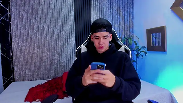 Snapshot of Mike_0233_ chatting on October 1, 4:40 am Mike 0233 online show from October 1, 4:40 am