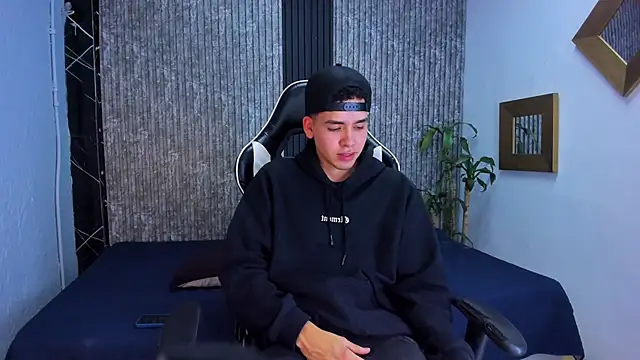 Snapshot of Mike_0233_ chatting on October 4, 4:32 am Mike 0233 online show from October 4, 4:32 am