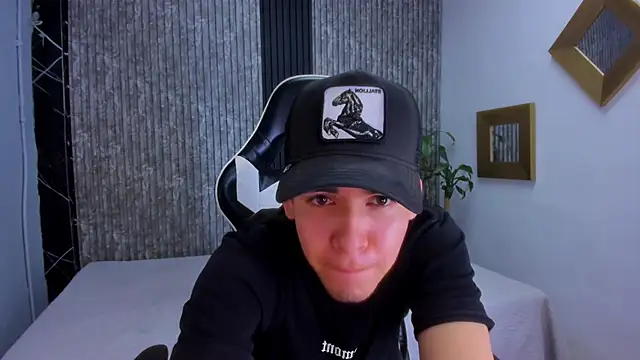 Snapshot of Mike_0233_ chatting on October 7, 4:42 am Mike 0233 online show from October 7, 4:42 am