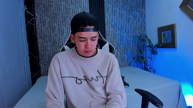 Snapshot of Mike_0233_ chatting on October 8, 4:43 am Mike 0233 online show from October 8, 4:43 am