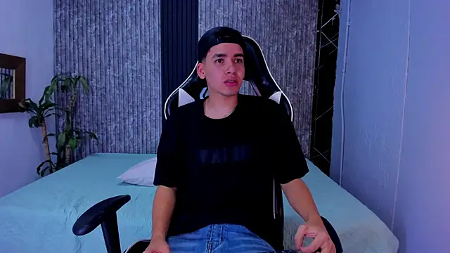 Snapshot of Mike_0233_ chatting on October 10, 4:11 am Mike 0233 online show from October 10, 4:11 am