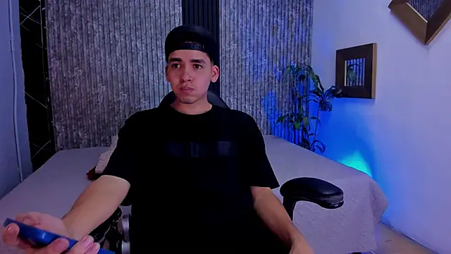 Snapshot of Mike_0233_ chatting on October 11, 4:12 am Mike 0233 online show from October 11, 4:12 am