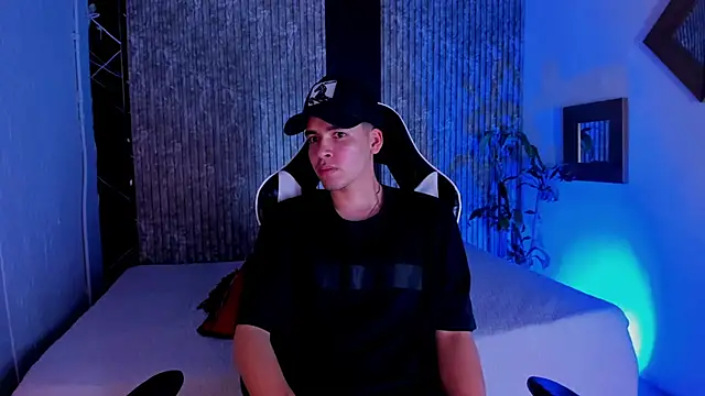 Snapshot of Mike_0233_ chatting on October 12, 4:44 am Mike 0233 online show from October 12, 4:44 am