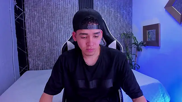 Snapshot of Mike_0233_ chatting on October 15, 4:23 am Mike 0233 online show from October 15, 4:23 am