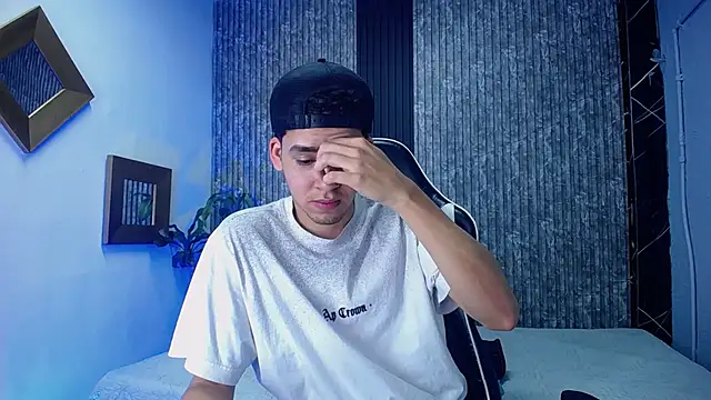 Snapshot of Mike_0233_ chatting on October 16, 4:46 am Mike 0233 online show from October 16, 4:46 am