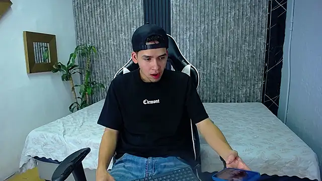 Snapshot of Mike_0233_ chatting on October 19, 4:35 am Mike 0233 online show from October 19, 4:35 am