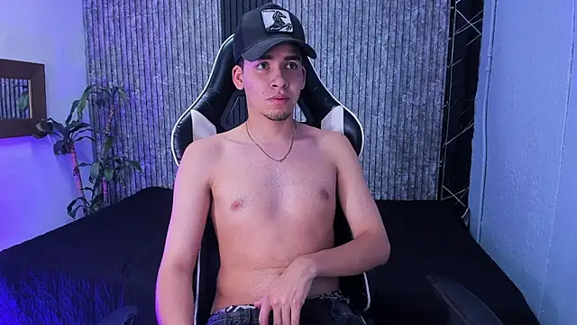 Snapshot of Mike_0233_ chatting on October 22, 4:24 am Mike 0233 online show from October 22, 4:24 am