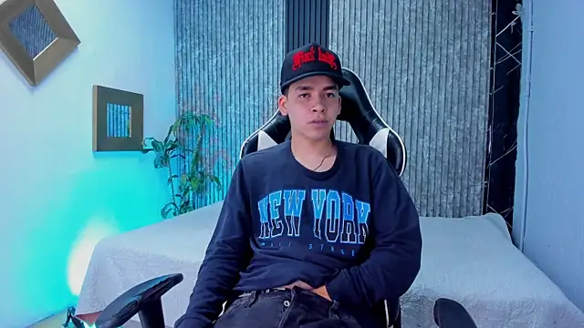 Snapshot of Mike_0233_ chatting on October 30, 4:47 am Mike 0233 online show from October 30, 4:47 am