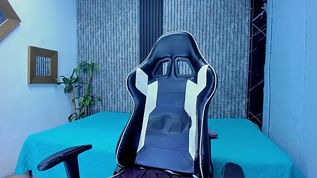 Snapshot of Mike_0233_ chatting on October 31, 4:24 am Mike 0233 online show from October 31, 4:24 am