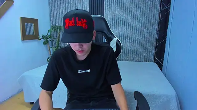 Snapshot of Mike_0233_ chatting on November 1, 4:36 am Mike 0233 online show from November 1, 4:36 am