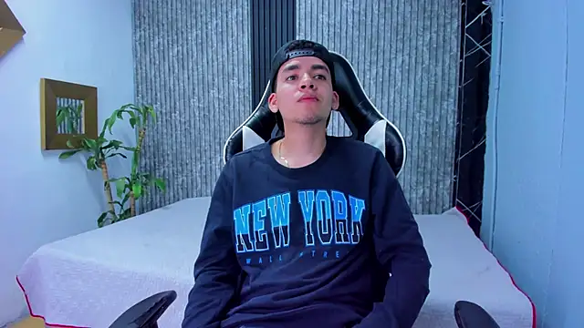 Snapshot of Mike_0233_ chatting on November 6, 4:13 am Mike 0233 online show from November 6, 4:13 am