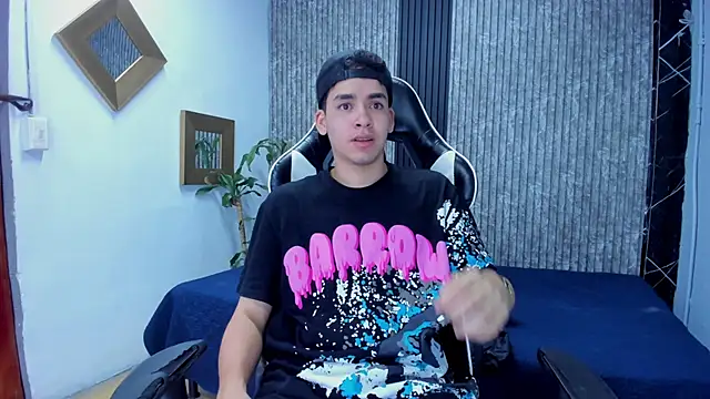 Snapshot of Mike_0233_ chatting on November 12, 4:13 am Mike 0233 online show from November 12, 4:13 am