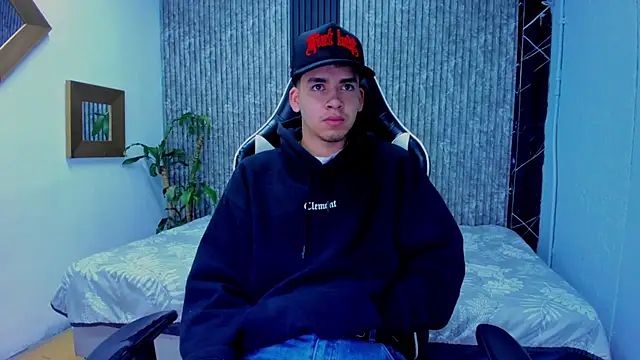 Snapshot of Mike_0233_ chatting on November 16, 4:18 am Mike 0233 online show from November 16, 4:18 am