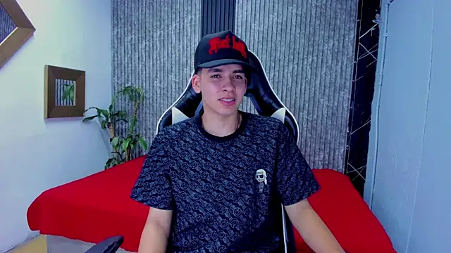 Snapshot of Mike_0233_ chatting on November 18, 3:56 am Mike 0233 online show from November 18, 3:56 am