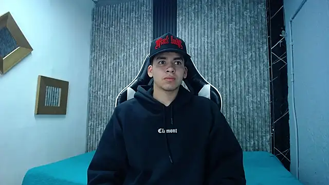 Snapshot of Mike_0233_ chatting on November 21, 5:06 am Mike 0233 online show from November 21, 5:06 am