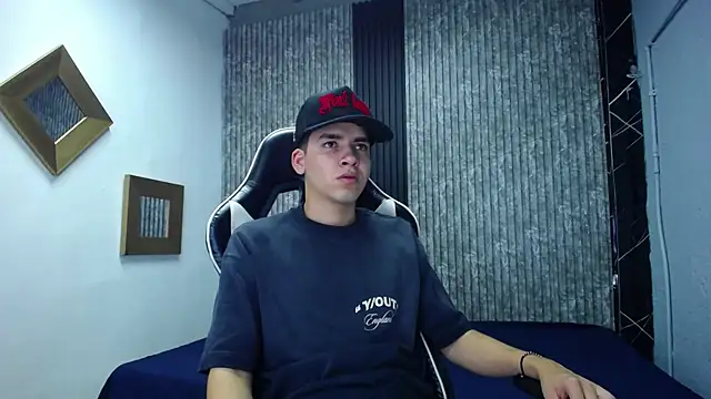 Snapshot of Mike_0233_ chatting on November 23, 4:34 am Mike 0233 online show from November 23, 4:34 am