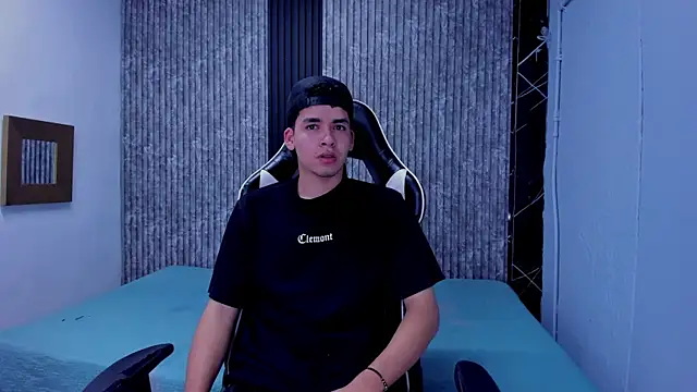 Snapshot of Mike_0233_ chatting on November 27, 4:36 am Mike 0233 online show from November 27, 4:36 am