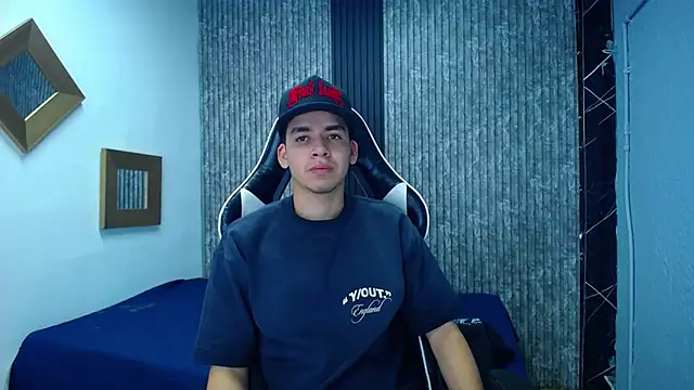 Snapshot of Mike_0233_ chatting on November 28, 4:04 am Mike 0233 online show from November 28, 4:04 am