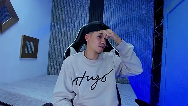 Snapshot of Mike_0233_ chatting on November 29, 4:37 am Mike 0233 online show from November 29, 4:37 am