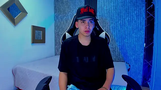 Snapshot of Mike_0233_ chatting on December 4, 4:22 am Mike 0233 online show from December 4, 4:22 am