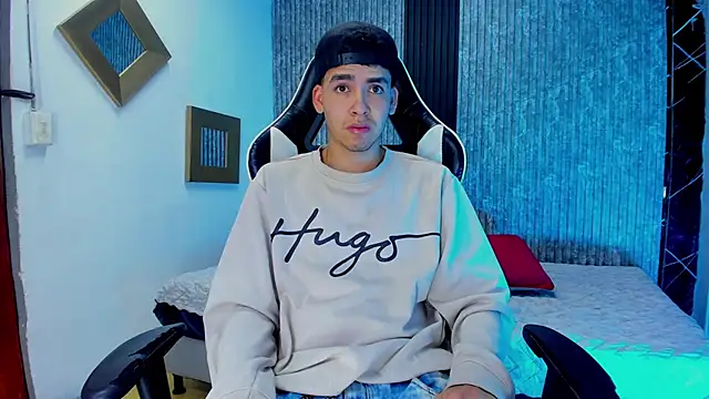 Snapshot of Mike_0233_ chatting on December 5, 5:05 am Mike 0233 online show from December 5, 5:05 am