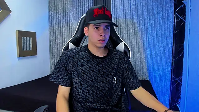 Snapshot of Mike_0233_ chatting on December 16, 4:28 am Mike 0233 online show from December 16, 4:28 am