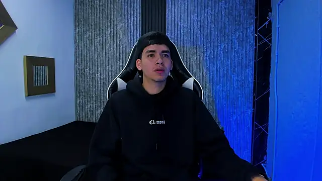 Snapshot of Mike_0233_ chatting on December 17, 4:18 am Mike 0233 online show from December 17, 4:18 am