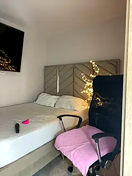 kellya  online show from October 31, 11:17 pm