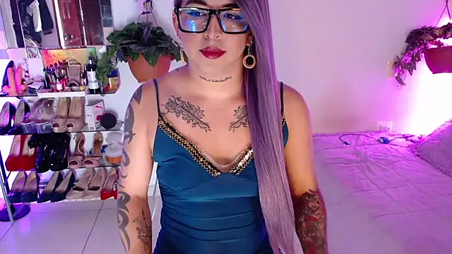 Snapshot of Laveneno_ortiz07 chatting on May 3, 11:33 pm Laveneno ortiz07 online show from May 3, 11:33 pm
