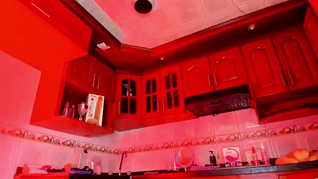 LaureenHills online show from February 25, 3:20 am