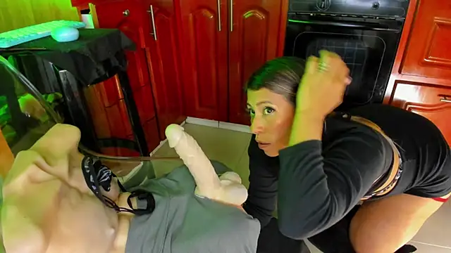 LaureenHills online show from March 11, 9:45 am