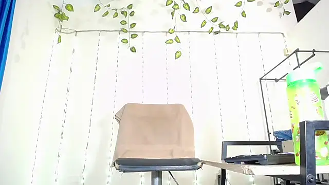 Snapshot of xmissinchesxx chatting on January 28, 4:08 am xmissinchesxx online show from January 28, 4:08 am