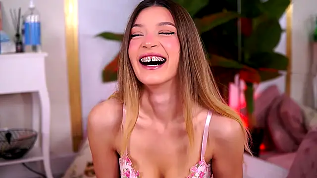 Snapshot of EvaWarenn chatting on October 22, 7:19 am EvaWarenn online show from October 22, 7:19 am