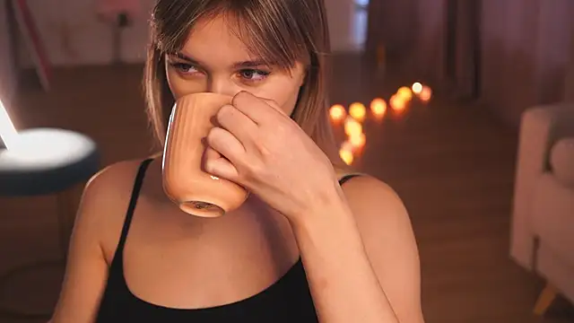 Snapshot of hereandnows_ chatting on December 14, 4:01 am hereandnows online show from December 14, 4:01 am