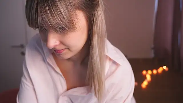 Snapshot of hereandnows_ chatting on December 15, 4:07 am hereandnows online show from December 15, 4:07 am