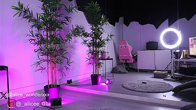 VanessaSimon online show from March 19, 6:03 am