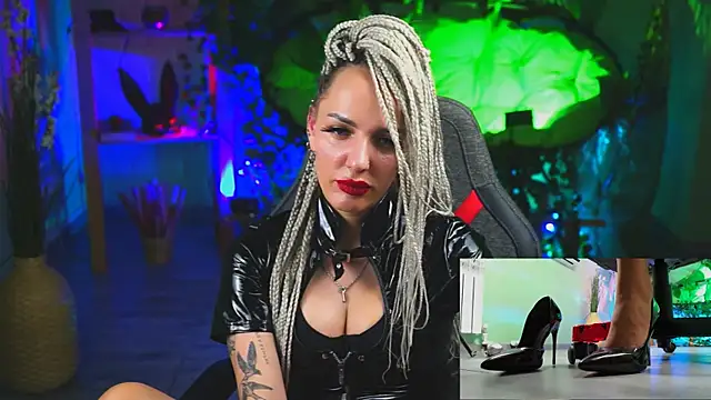 Snapshot of MonicaMaxwel chatting on March 3, 6:33 pm MonicaMaxwel online show from March 3, 6:33 pm