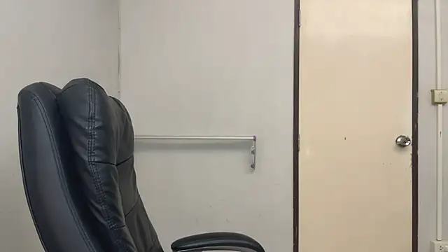 Snapshot of SassyJessi chatting on December 1, 4:06 am SassyJessi online show from December 1, 4:06 am