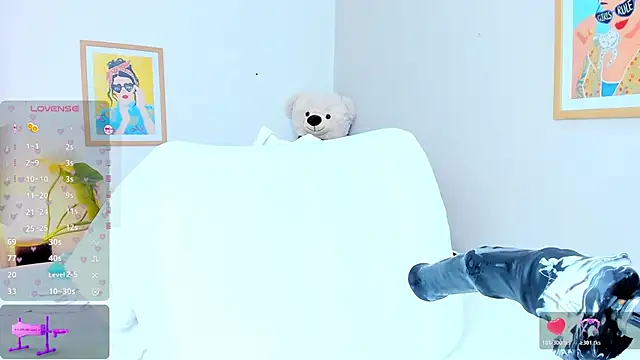 jasminnee  online show from April 21, 1:39 pm