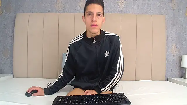 Snapshot of thiago19s chatting on July 17, 1:18 pm thiago19s online show from July 17, 1:18 pm