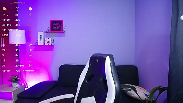 Snapshot of danny_goddess chatting on December 11, 3:45 am danny goddess online show from December 11, 3:45 am