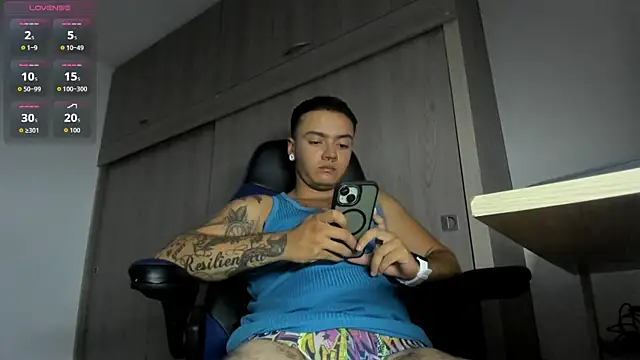 Snapshot of male_pussy chatting on May 28, 6:38 pm male pussy online show from May 28, 6:38 pm